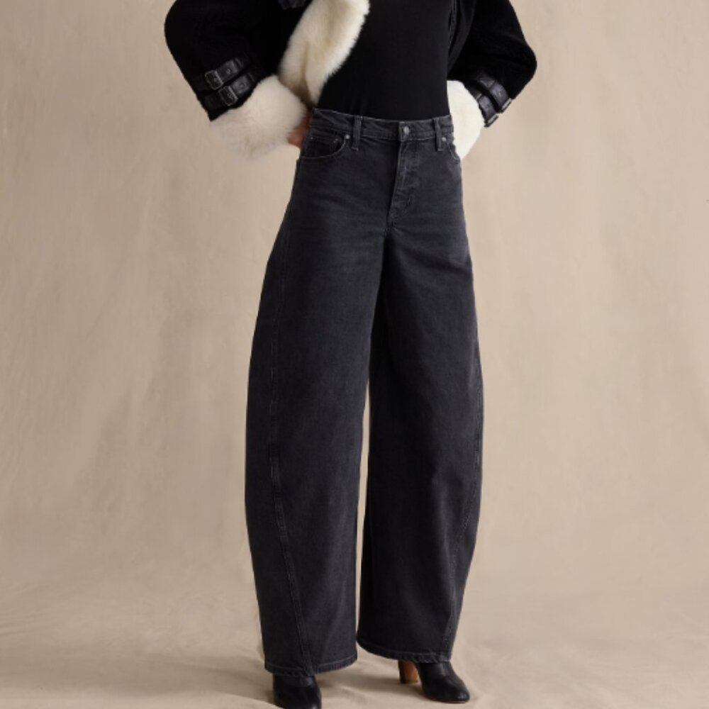 Banana Republic High-Rise Loose Barrel Jean in Washed Black Size 28